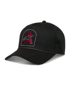 Alpinestars Acme Snapback Kappe, schwarze Twill-Cap mit burgunderrotem Astars-Logo-Patch, Seilbesatz und gebogenem Schirm.