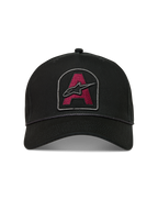 Alpinestars Acme Snapback Kappe, schwarze Sportswear-Kappe mit dunkelrotem Astars-Logo-Stickerei-Patch, gebogenem Schirm und Seilbesatz.