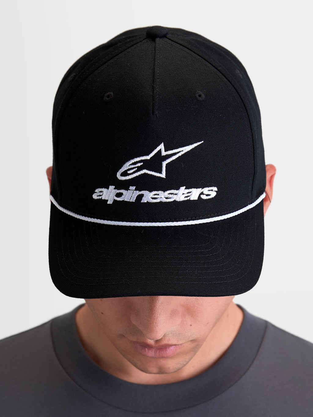Alpinestars Combo Logo Snapback-Kappe, lässige Sportswear-Kappe, Unisex, Schwarz und Weiß, mit strukturierter Krone, gebogenem Schirm mit weißer Zierkordel und Astars-Logo-Stickerei auf der Vorderseite, hochwertige Baumwoll-Twill-Konstruktion.