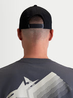 Alpinestars Combo Logo Snapback-Kappe, Sportswear-Cap für Damen und Herren, Schwarz, strapazierfähiger Baumwoll-Twill, Rückansicht am Model zeigt den verstellbaren Snapback-Verschluss und ein kleines weißes Logo-Detail.
