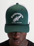 Alpinestars Baron Trucker-Kappe, grüne und weiße Trucker-Mütze mit gebogenem Schirm, strukturierter Twill-Front und gesticktem Logo auf der Vorderseite, getragen von einem Model