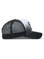Alpinestars Gravel Trucker-Mütze, schwarz-weiße Sportswear-Kappe mit Mesh-Rückseite, gebogenem Schirm und Gravel-Print.