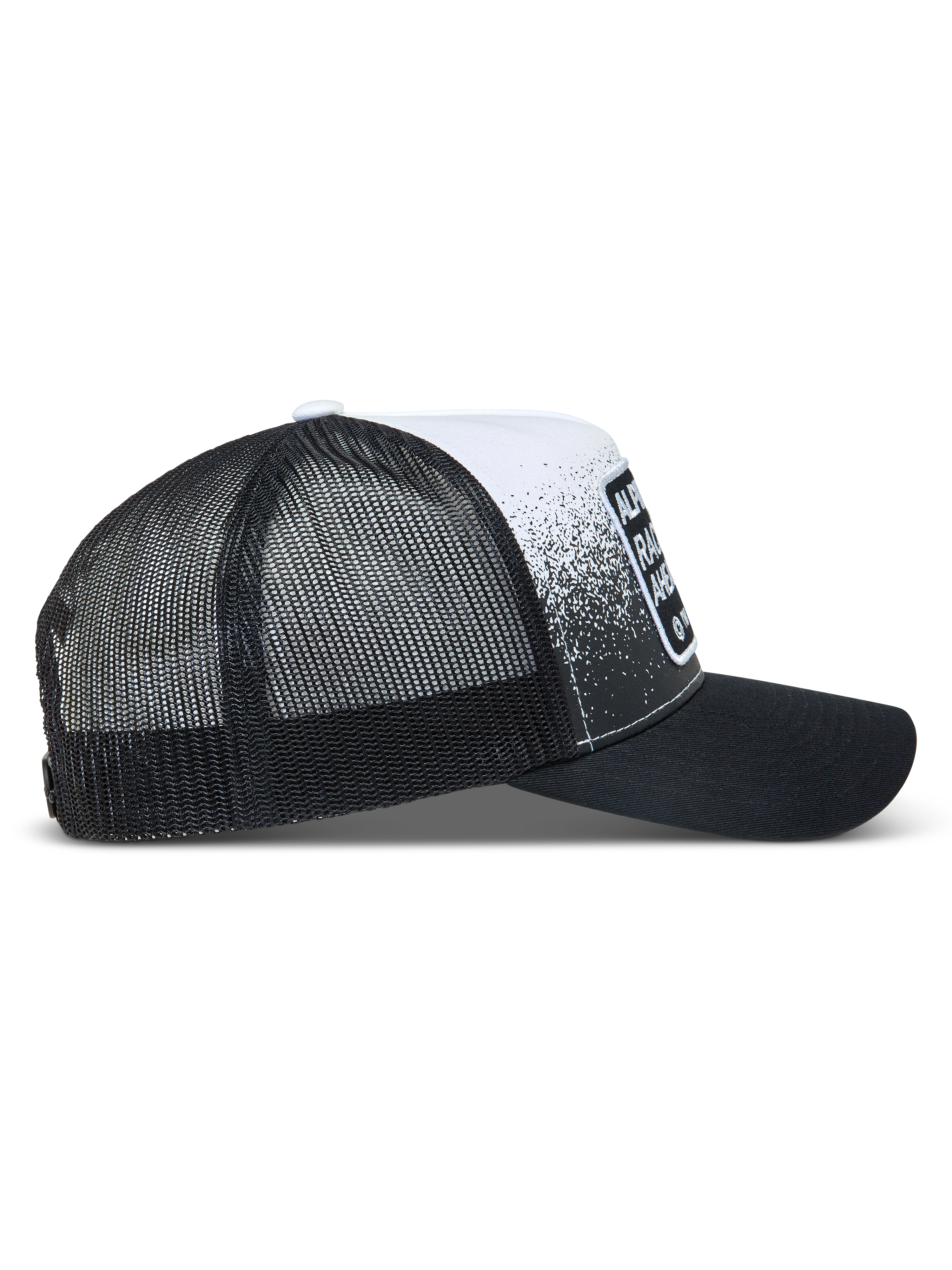 Alpinestars Gravel Trucker-Mütze, schwarz-weiße Sportswear-Kappe mit Mesh-Rückseite, gebogenem Schirm und Gravel-Print.