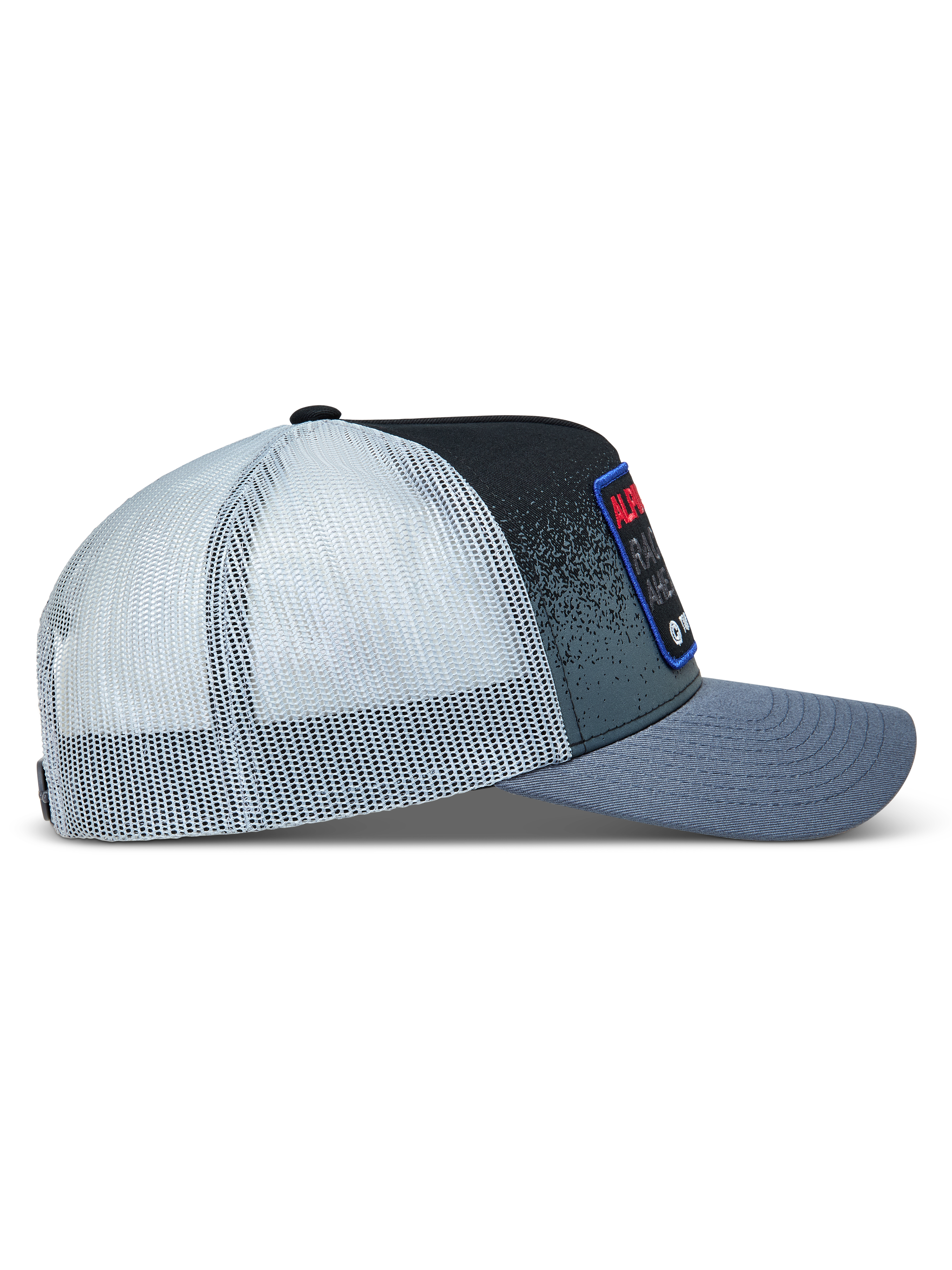 Alpinestars Gravel Trucker-Mütze, grau-schwarze Lifestyle-Kappe mit weißem Mesh-Rücken und gebogenem Schirm, Seitenansicht.