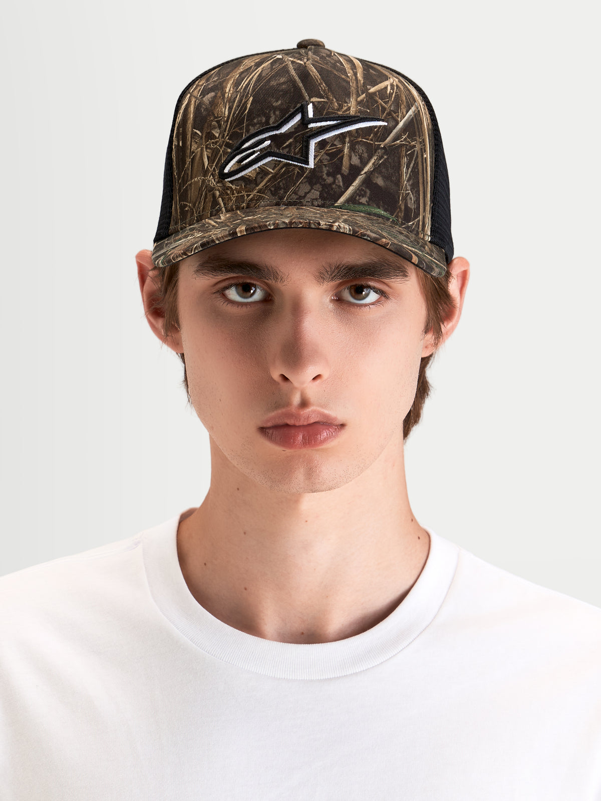 Alpinestars Thicket Realtree Trucker-Kappe, Camo und Schwarz, an Model mit strukturierter Krone und Astars-Logo-Stickerei