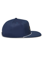 Alpinestars Label Snapback Kappe, dunkelblaue Sportswear-Kappe aus Twill, Seitenansicht mit flachem Schirm und weißem Seildetail.