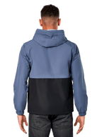 Alpinestars Speeder Windbreaker Jacke, Rückansicht eines Mannes in einer zweifarbigen schieferblauen und schwarzen Jacke, Color-Block-Design, mit Kapuze, leichte legere Sportbekleidung mit elastischen Bündchen