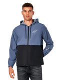 Alpinestars Speeder Windbreaker Jacke, lässiger Windbreaker mit Kapuze, Design in Schieferblau und Schwarz, weißes Astar-Logo auf der Brust und Branding am Ärmel, Frontreißverschluss, Kapuze mit Kordelzug und leichtes Mesh-Futter