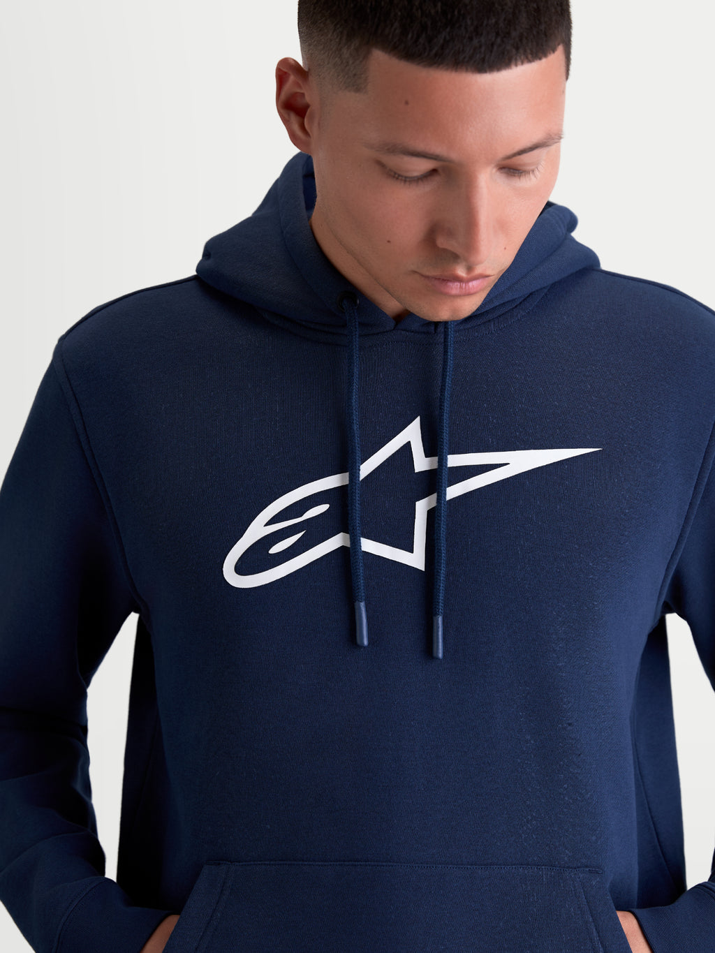 Alpinestars Ageless V3 Hoodie, Herren-Kapuzenpullover in Navy-Blau und Weiß, mit großem weißem gesticktem Alpinestars-Logo auf der Brust, weiche Fleece-Konstruktion für Motorsport-Lifestyle.