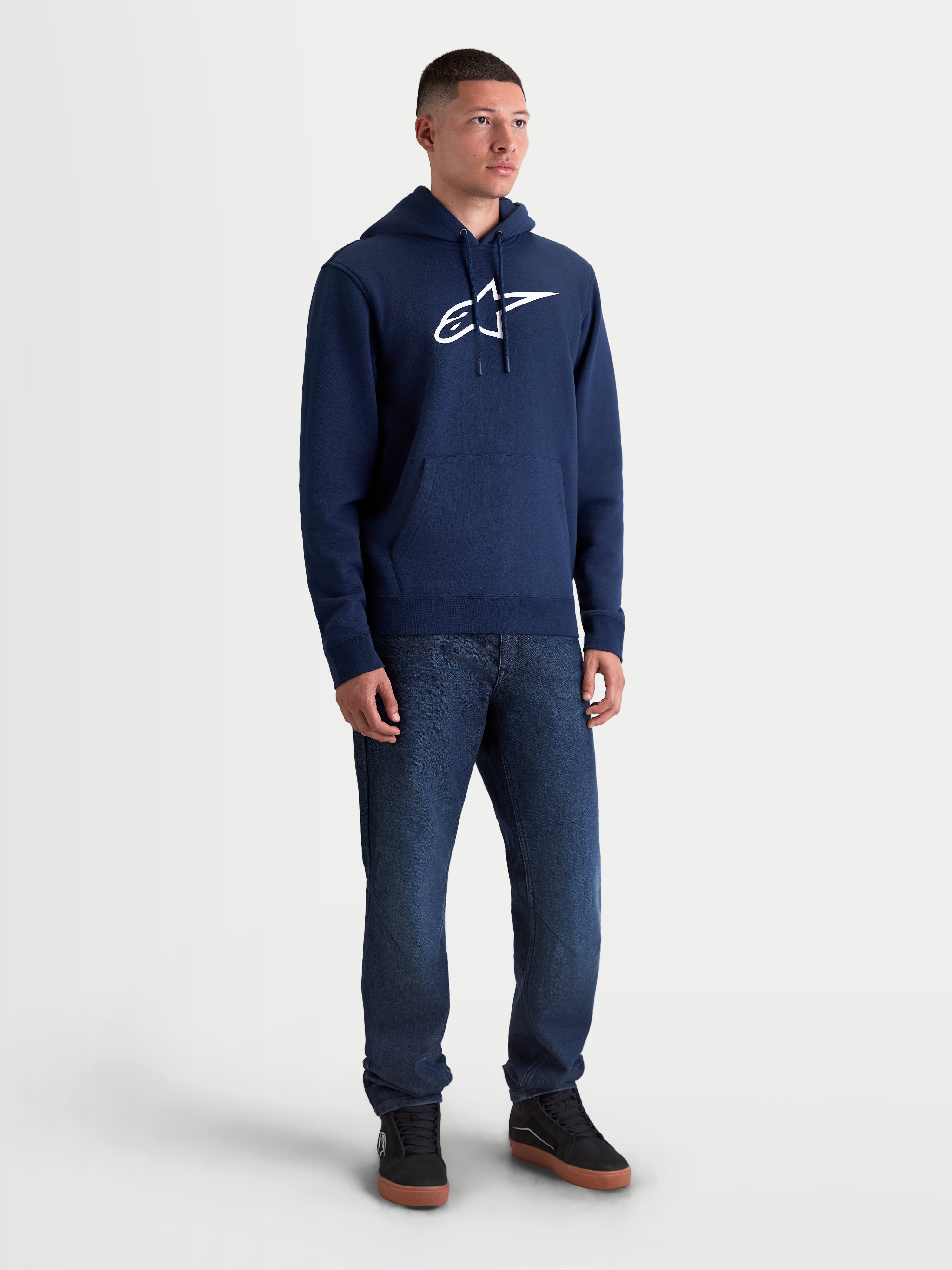 Alpinestars Ageless V3 Hoodie, Herren-Sportswear Kapuzenpullover, Blau und Weiß, mit gesticktem Alpinestars Logo, Kapuze mit Kordelzug und Kängurutasche, bequemer Fleece-Pullover für Freizeit und Motorsport.