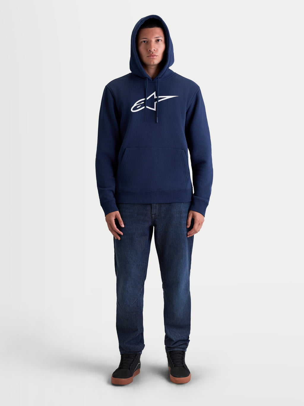 Alpinestars Ageless V3 Hoodie, Kapuzenpullover, Motorsport-Lifestyle-Bekleidung, Unisex, Blau und Weiß, weiches Fleece mit gesticktem Alpinestars-Logo auf der Brust, Ganzkörperansicht am Model.