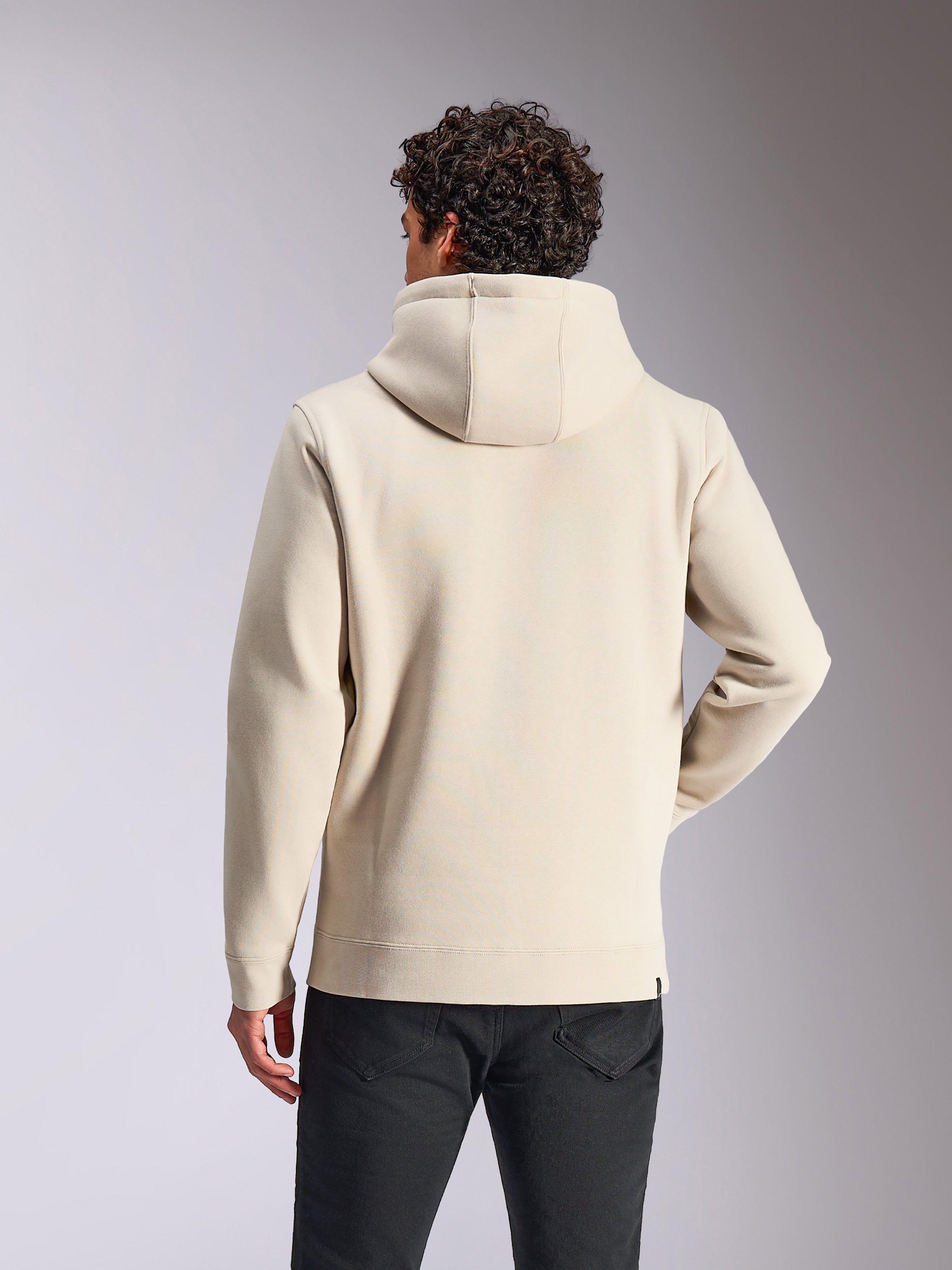 Alpinestars Always V3 Hoodie, Rückansicht, Off-White, lässige Streetwear, Kapuzenpullover aus Fleece, lange Ärmel, getragen mit schwarzer Hose