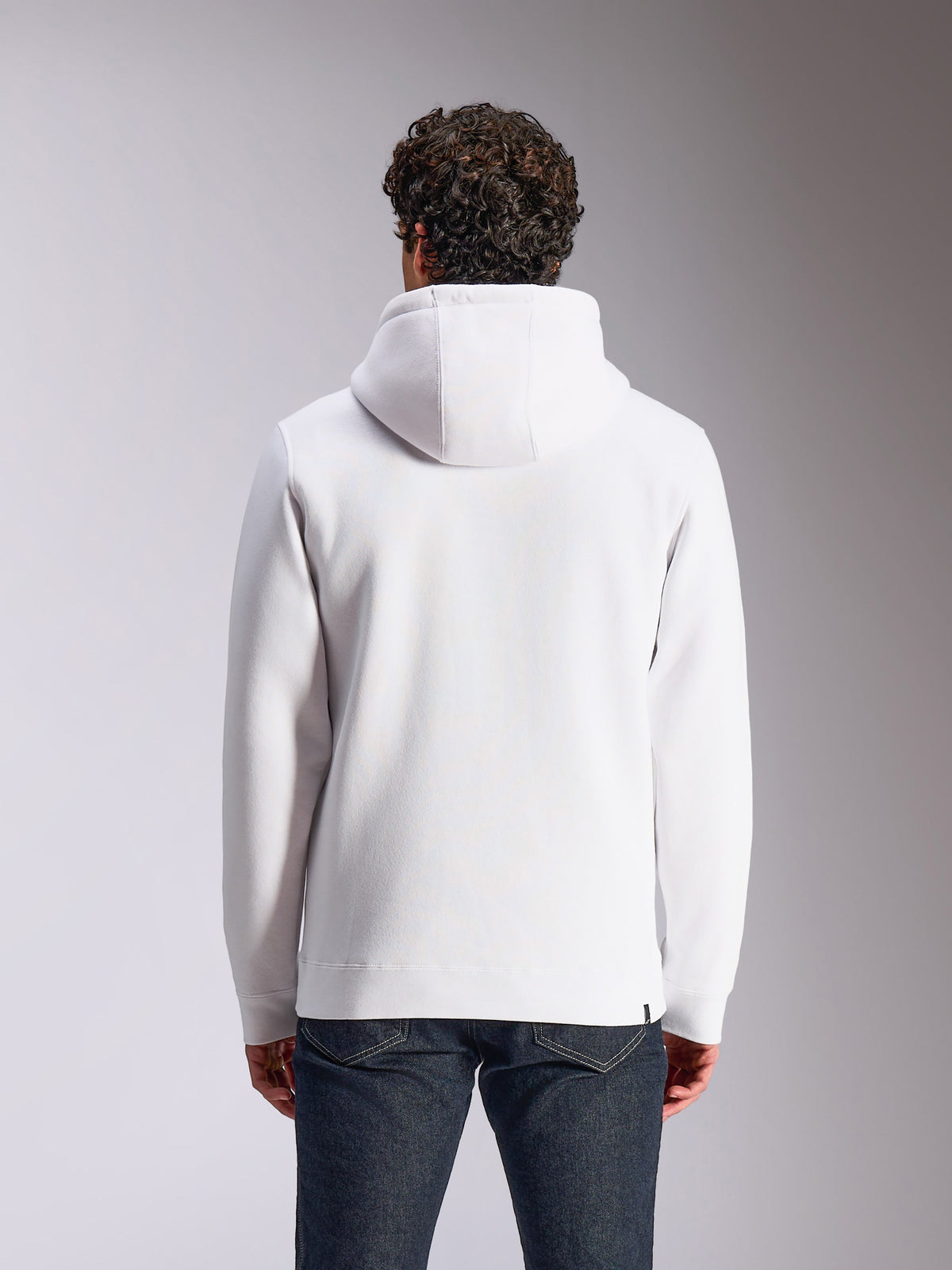 Alpinestars Blaze V3 Hoodie, Rückansicht, weißer Fleece-Pullover, Kapuze mit Jersey-Futter, lange Ärmel mit Rippbündchen und Saum, lässige Motorsport-inspirierte Streetwear
