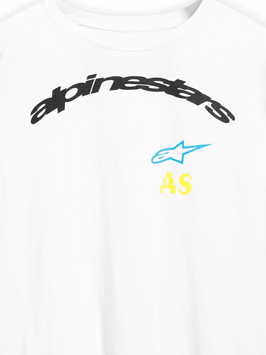 Alpinestars Brundo CSF Langarm-T-Shirt, Nahaufnahme der Brustgrafik, Weiß, gewölbtes schwarzes Alpinestars-Logo mit blauem Stern und gelben AS-Initialen, Freizeit-Sportbekleidung