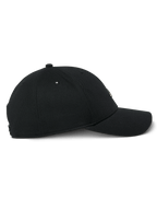 Alpinestars Metal Logo Mütze, Schwarz, Seitenansicht einer Snapback-Cap mit gebogenem Schirm, strukturierte Krone aus Mini-Piqué-Stoff und 3D-geformtem Metall-Logo-Abzeichen, lässige Motorsport-Streetwear