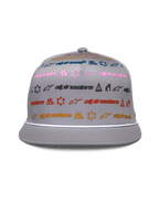 Alpinestars Glphy Mütze, graue Snapback mit flachem Schirm, strukturierte Krone mit mehrfarbigem horizontalem Logodruck, weiße Seilverzierung am Schirm, lässige vom Motorsport inspirierte Kopfbedeckung