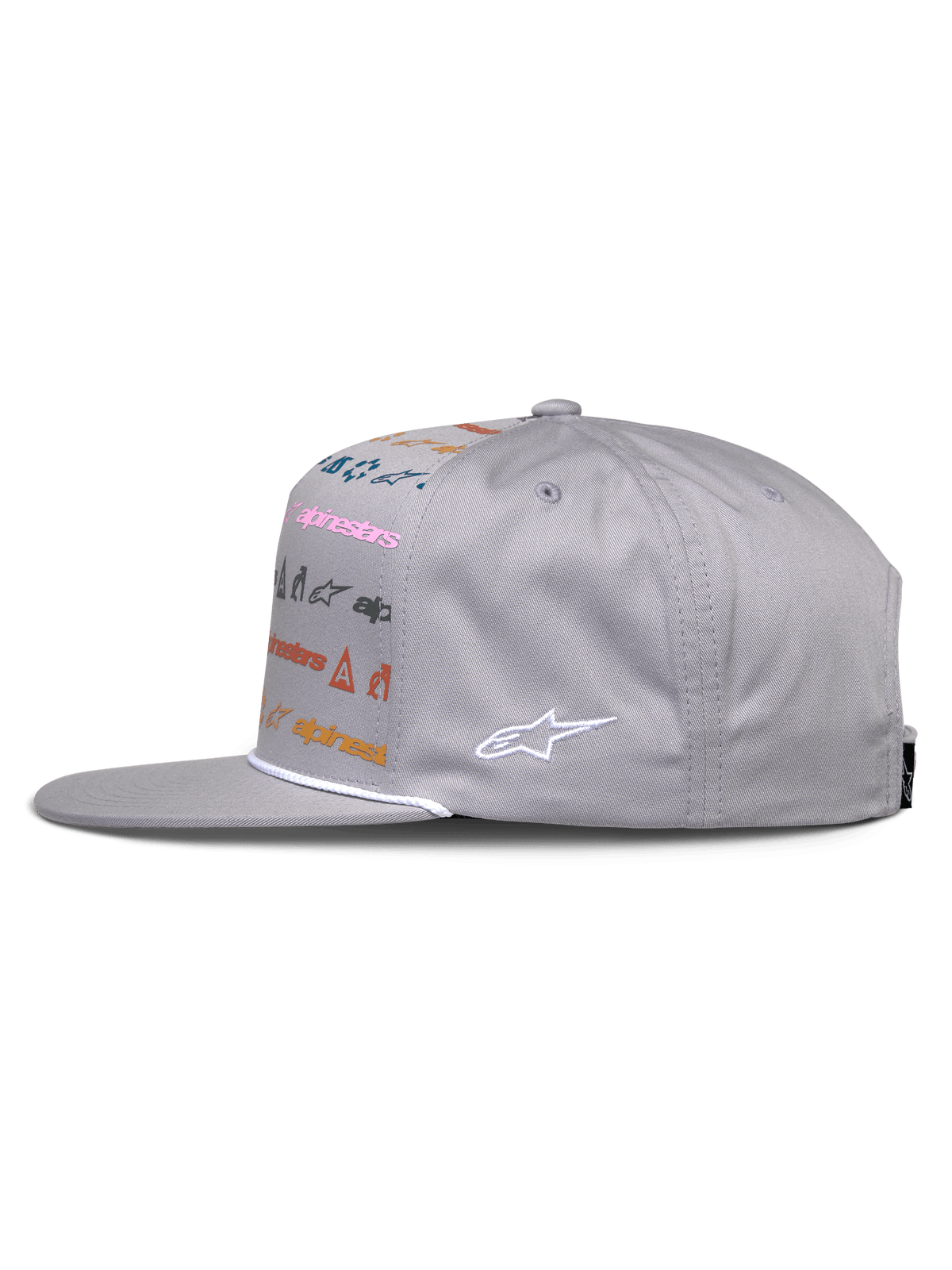 Alpinestars Glphy Cap, graue Snapback-Mütze, Seitenansicht, flacher Schirm mit weißer Seilverzierung, mehrfarbiger Logo-Druck auf der Vorderseite und weißes Sticklogo an der Seite, lässige Motorsport-Streetwear