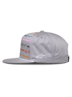 Alpinestars Glphy Cap, graue Snapback-Mütze, Seitenansicht, flacher Schirm mit weißer Seilverzierung, mehrfarbiger Logo-Druck auf der Vorderseite und weißes Sticklogo an der Seite, lässige Motorsport-Streetwear