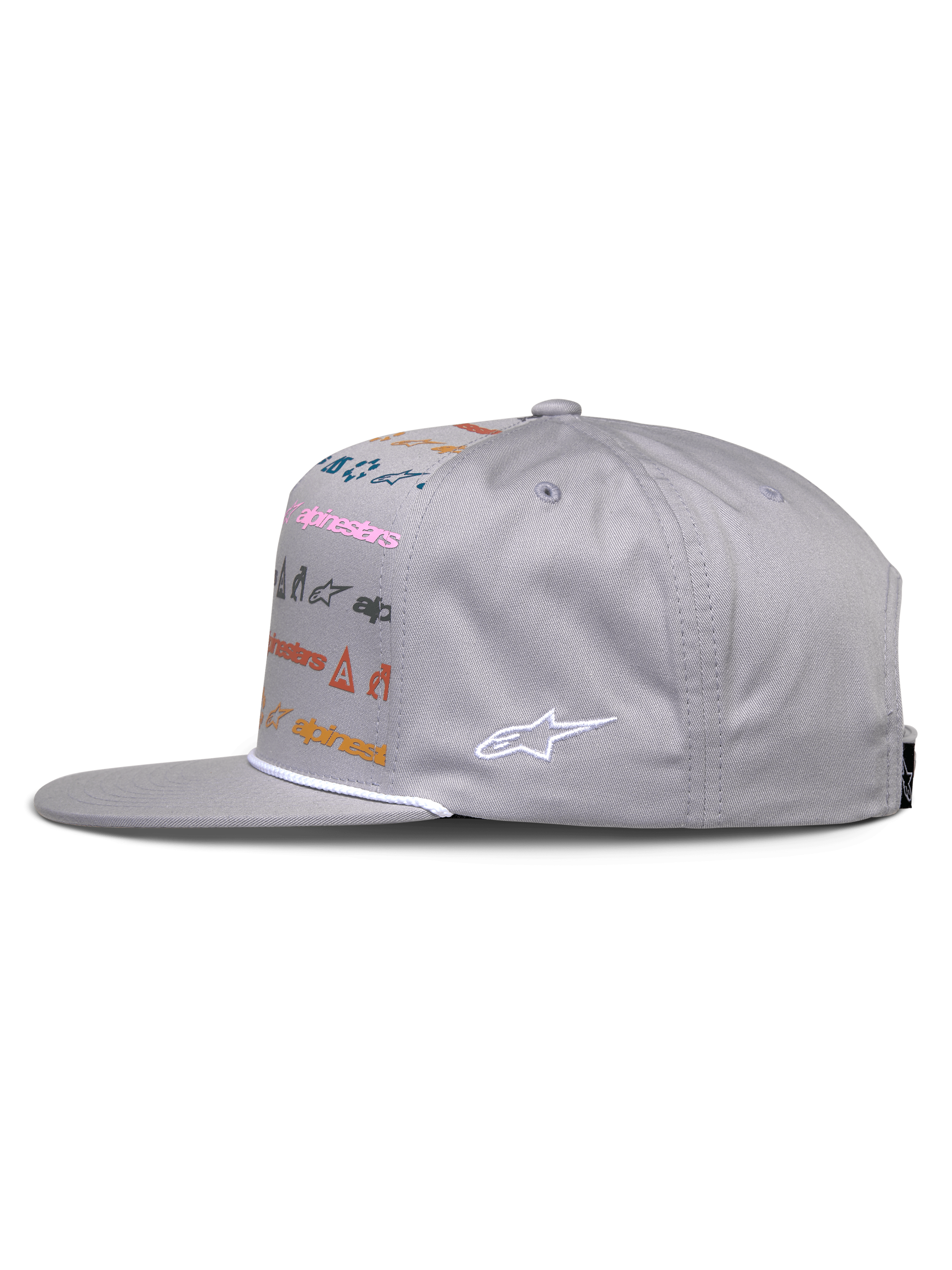 Alpinestars Glphy Cap, graue Snapback-Mütze, Seitenansicht, flacher Schirm mit weißer Seilverzierung, mehrfarbiger Logo-Druck auf der Vorderseite und weißes Sticklogo an der Seite, lässige Motorsport-Streetwear