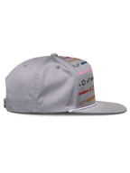 Alpinestars Glphy Mütze, Grau, Snapback mit flachem Schirm und mehrfarbigem Logo-Druck, weiße Seilverzierung am Schirm, strukturierte Krone, lässige vom Motorsport inspirierte Kopfbedeckung