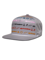 Alpinestars Glphy Hat, graue Snapback-Kappe mit flachem Schirm, farbenfrohes Multi-Logo-Print-Design in Pink, Blau, Rot und Orange, weiße Seilverzierung über dem Schirm, strukturierte Krone mit besticktem Stern-Logo an der Seite
