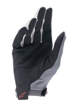 Alpinestars A-Aria Handschuhe, Dunkelgrau und Schwarz, Handflächenansicht eines leichten Radhandschuhs mit einer Handfläche aus schwarzem synthetischem Wildleder, verstärktem Patch an der unteren Handfläche, belüfteten Fingern und einem roten Alpinestars-Logo auf dem Klettverschluss am Handgelenk