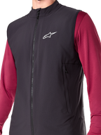 Alpinestars A-Dura Thermoweste, Schwarz, Isolierte Fahrradweste für Herren, leichte Mountainbike-Weste mit PrimaLoft® ACTIVE Isolierung, durchgehender Frontreißverschluss und zwei Eingrifftaschen mit Reißverschluss, schlankes Performance-Design für Fahrten bei kaltem Wetter