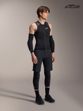 Alpinestars A-Motion Plasma Schutzweste, Herren-Mountainbike-Schutzweste in Schwarz und Grau, an Model mit passender Ausrüstung, leichtgecichtete MTB-Protektorenweste mit CE-zertifiziertem Brust- und Rückenschutz