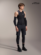 Alpinestars A-Motion Plasma Schutzweste, Herren-Mountainbike-Schutzweste in Schwarz und Grau, an Model mit passender Ausrüstung, leichtgecichtete MTB-Protektorenweste mit CE-zertifiziertem Brust- und Rückenschutz
