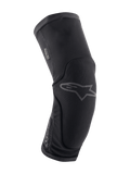 Alpinestars Paragon Plus Knieschützer, Mountainbike-Knieschutz, Schwarz, ergonomisch geschwungenes Design mit atmungsaktivem Stretch-Mesh, Slip-on-Design, dezentes graues Astar-Logo auf der Vorderseite