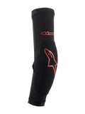 Alpinestars Paragon Plus Ellenbogenschützer, Schwarz mit rotem Logo, MTB Mountainbike-Schutz, eng anliegender Slip-on-Ärmel mit verstärkter Aufprallpolsterung und atmungsaktivem Mesh-Chassis