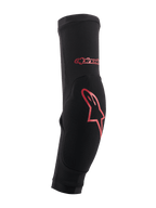Alpinestars Paragon Plus Ellenbogenschützer, Schwarz mit rotem Logo, MTB Mountainbike-Schutz, eng anliegender Slip-on-Ärmel mit verstärkter Aufprallpolsterung und atmungsaktivem Mesh-Chassis