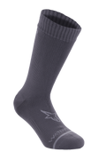 Alpinestars A-Dura Wasserdichte Socken, Dunkles Titangrau, wadenhohe Fahrradsocken mit gerippter Textur, hellgraues Alpinestars Stern-Logo am Knöchel, „WATERPROOF“-Schriftzug im Zehenbereich, Performance-Ausrüstung für Mountainbiking und Offroad-Fahrten