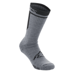 Alpinestars Merino Socken 24, Radsocken, Grau und Schwarz, einlagiger Merinowollstrick, schwarzes Rippbündchen mit Branding, schwarzes Astars-Logo auf dem Fußrücken