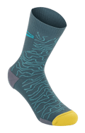 Alpinestars Drop Socks 15, Mountainbike-Socken, Atlantic Ceramic Blau mit hellblauem topografischem Muster, leuchtend gelbe Zehenpartie und graue Ferse, gerippte Textur, leichte Performance-MTB-Socken