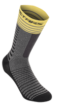 Alpinestars Drop Socks 19, Radsocken, Mittelgrau und Gelb, gelbes geripptes Bündchen mit Streifen, grauer strukturierter Stoff mit schwarzen horizontalen Mustern, schwarze verstärkte Ferse und Zehenpartie, atmungsaktive Performance-MTB-Ausrüstung