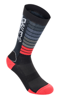 Alpinestars Drop Socks, Performance-Fahrradsocken, Schwarz und Bright Red, mit horizontalen grauen und roten Streifen, weißem Astars-Logo am Bündchen, verstärkter Fersen- und Zehenpartie, Mesh-Konstruktion für MTB-Ausrüstung
