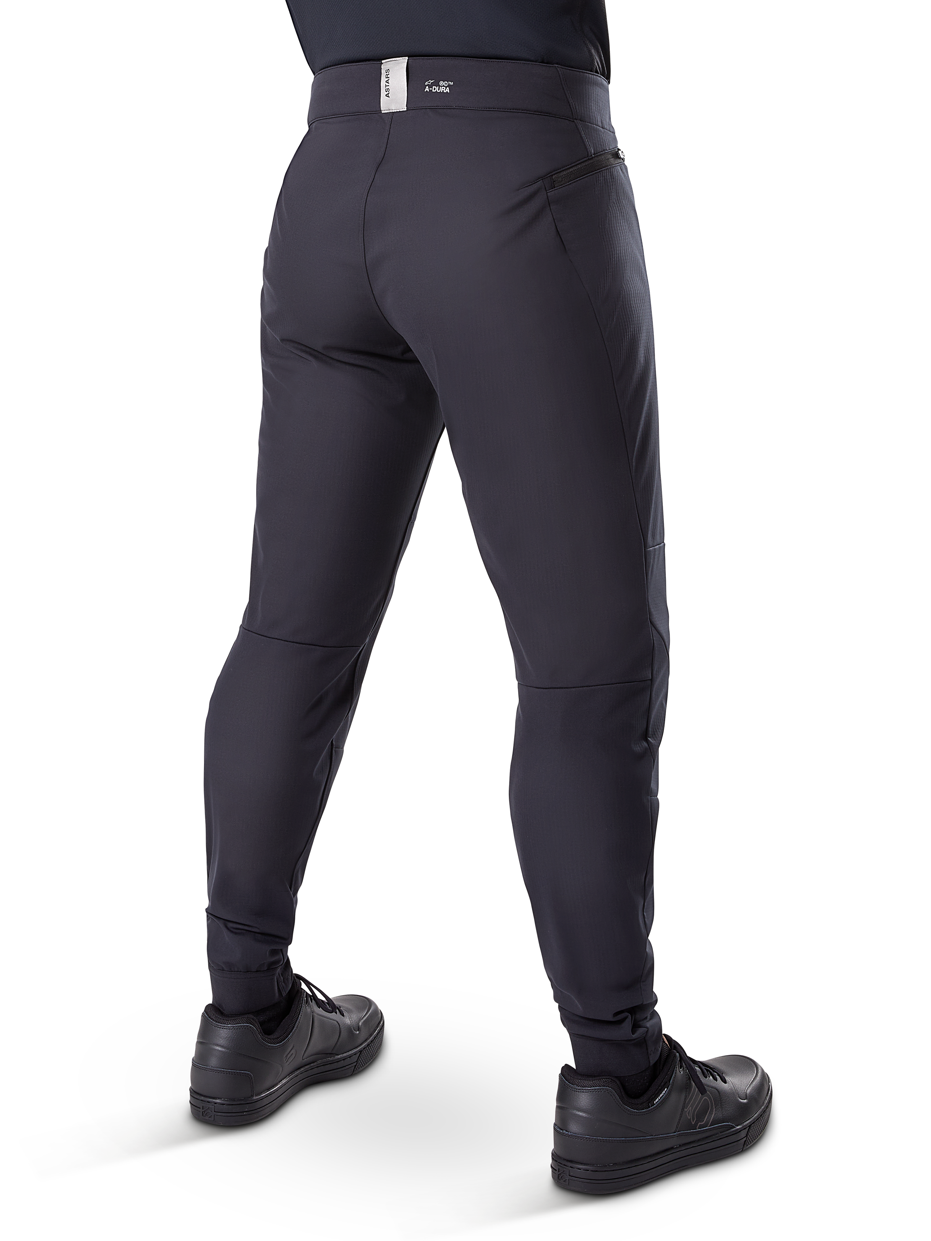Alpinestars A-Dura Thermo-Hose, Mountainbike-Hose, Schwarz, Rückansicht mit Reißverschlusstaschen und Branding am Bund, schmal zulaufende Passform für Radsport bei kaltem Wetter