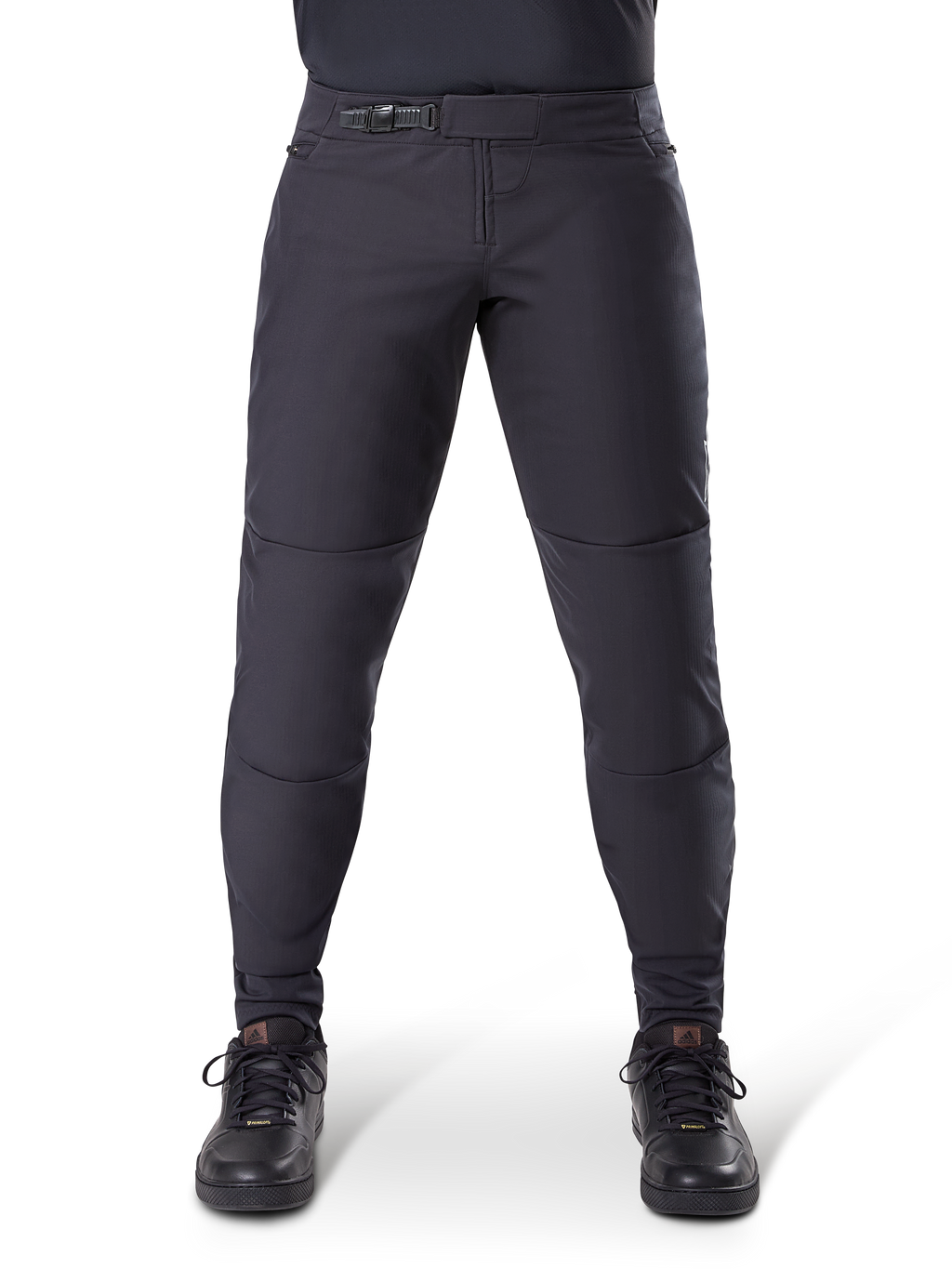 Alpinestars A-Dura Thermal Hose, schwarze Mountainbike-Hose, mit sicherem Ratschenverschluss und vorgeformter Passform, kombiniert mit schwarzen Radschuhen, strapazierfähiges technisches Material für Trailfahrten bei kaltem Wetter