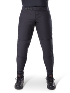 Alpinestars A-Dura Thermal Hose, schwarze Mountainbike-Hose, mit sicherem Ratschenverschluss und vorgeformter Passform, kombiniert mit schwarzen Radschuhen, strapazierfähiges technisches Material für Trailfahrten bei kaltem Wetter