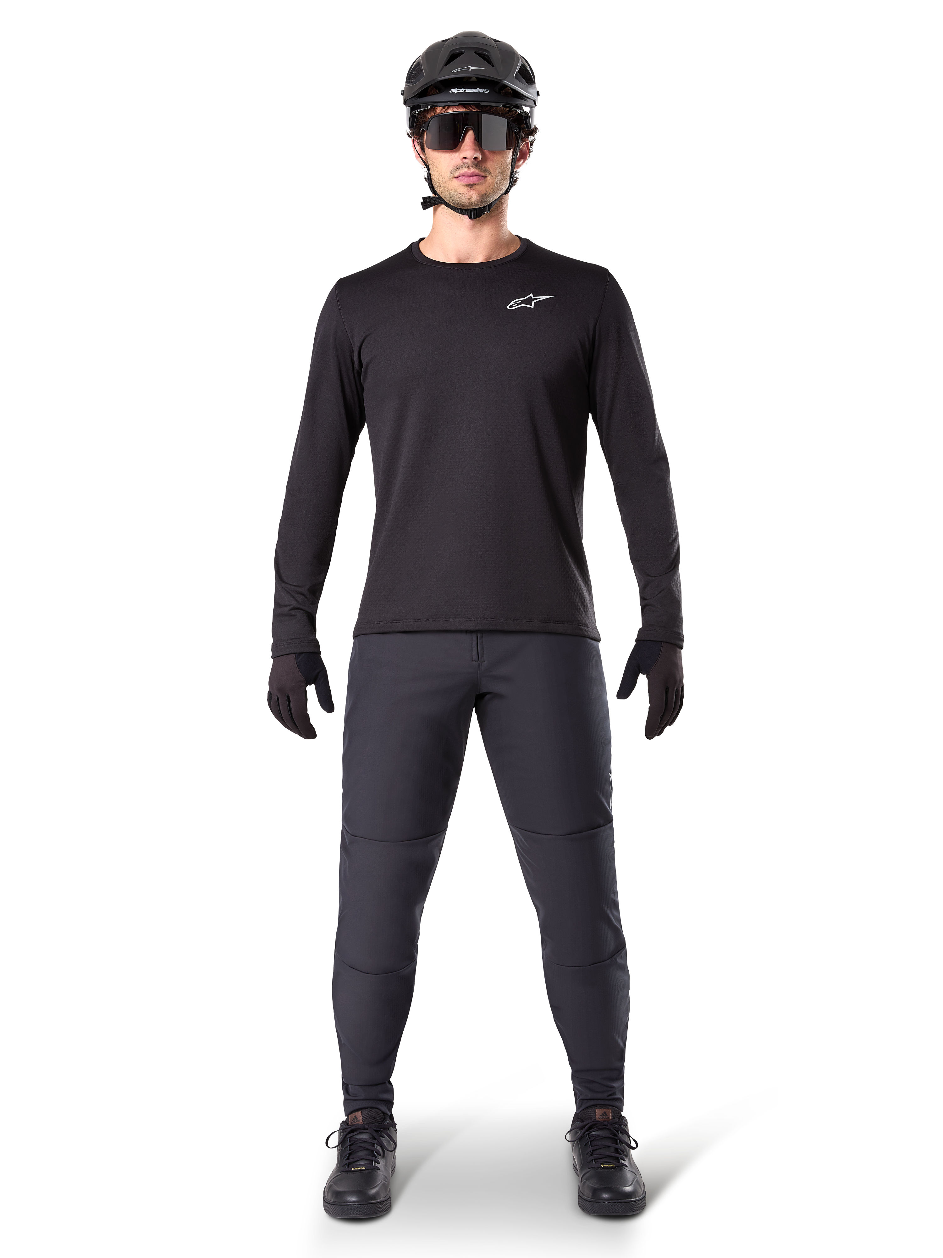 Alpinestars A-Dura Thermo-Hose, Schwarz, getragen von einem Fahrer in kompletter Mountainbike-Ausrüstung einschließlich eines schwarzen Langarmtrikots, Helms und Sonnenbrille, strapazierfähige Hose mit regulärer Passform für Trailfahrten bei kaltem Wetter