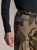 Alpinestars A-Dura Camo Hose, MTB-Hose, Braunes Camouflage, Nahaufnahme der verstellbaren seitlichen Bundregulierung und der Reißverschlusstasche mit Mesh-Futter, strapazierfähiges 2-Wege-Stretch-Gewebe für Mountainbiking