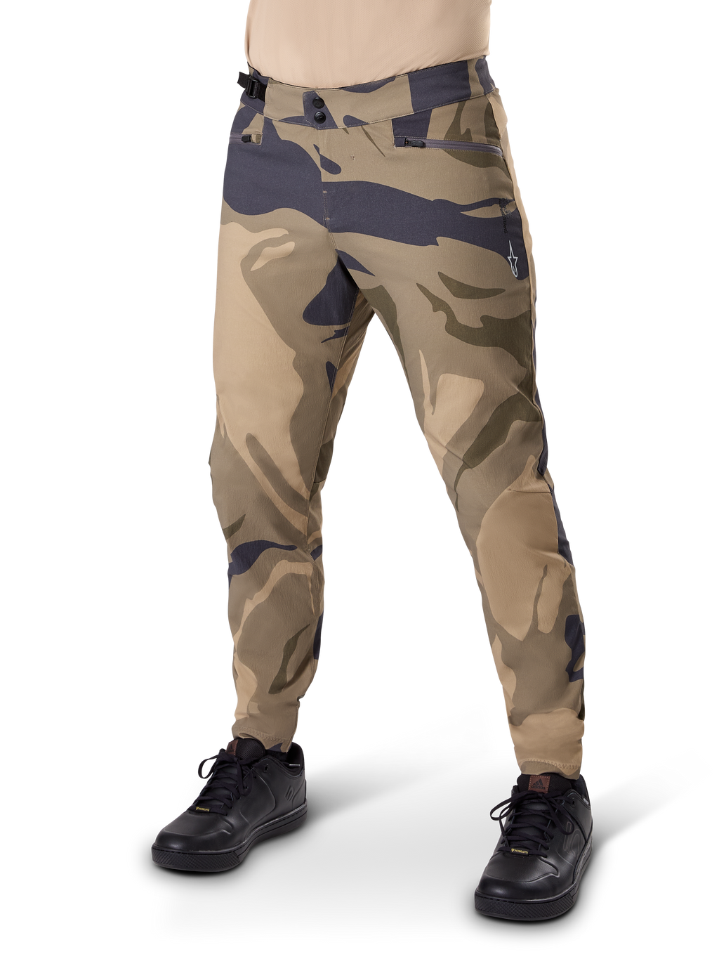 Alpinestars A-Dura Camo Hose, MTB-Radhose, braunes Camo, mit doppeltem Druckknopfverschluss und Reißverschlusstaschen, reguläre Passform für Mountainbiking, getragen mit schwarzen Schuhen