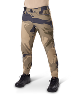 Alpinestars A-Dura Camo Hose, MTB-Radhose, braunes Camo, mit doppeltem Druckknopfverschluss und Reißverschlusstaschen, reguläre Passform für Mountainbiking, getragen mit schwarzen Schuhen