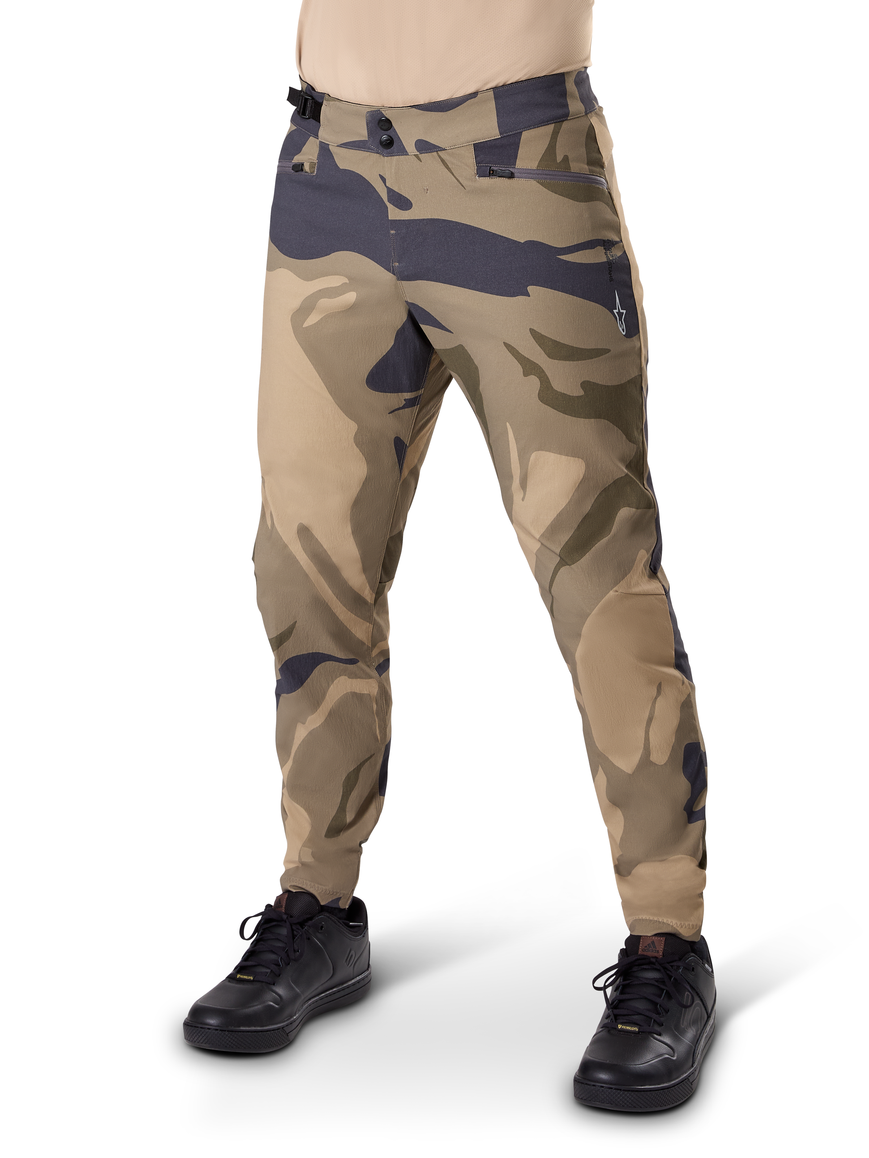 Alpinestars A-Dura Camo Hose, MTB-Radhose, braunes Camo, mit doppeltem Druckknopfverschluss und Reißverschlusstaschen, reguläre Passform für Mountainbiking, getragen mit schwarzen Schuhen