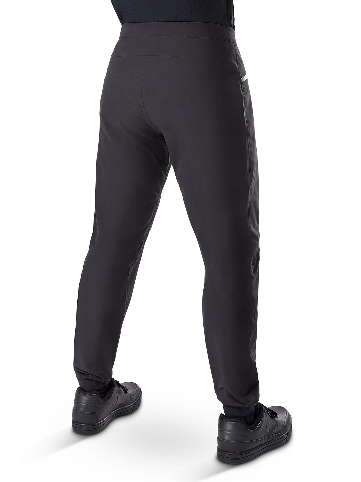 Alpinestars A-Dura Wasserdichte Hose, Mountainbike-Hose, Schwarz, Rückansicht getragen mit schwarzen Schuhen, mit strapazierfähiger 3-Lagen-Membran, normale Passform und elastischen Bündchen für Offroad-Radsport