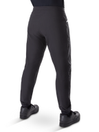 Alpinestars A-Dura Wasserdichte Hose, Mountainbike-Hose, Schwarz, Rückansicht getragen mit schwarzen Schuhen, mit strapazierfähiger 3-Lagen-Membran, normale Passform und elastischen Bündchen für Offroad-Radsport