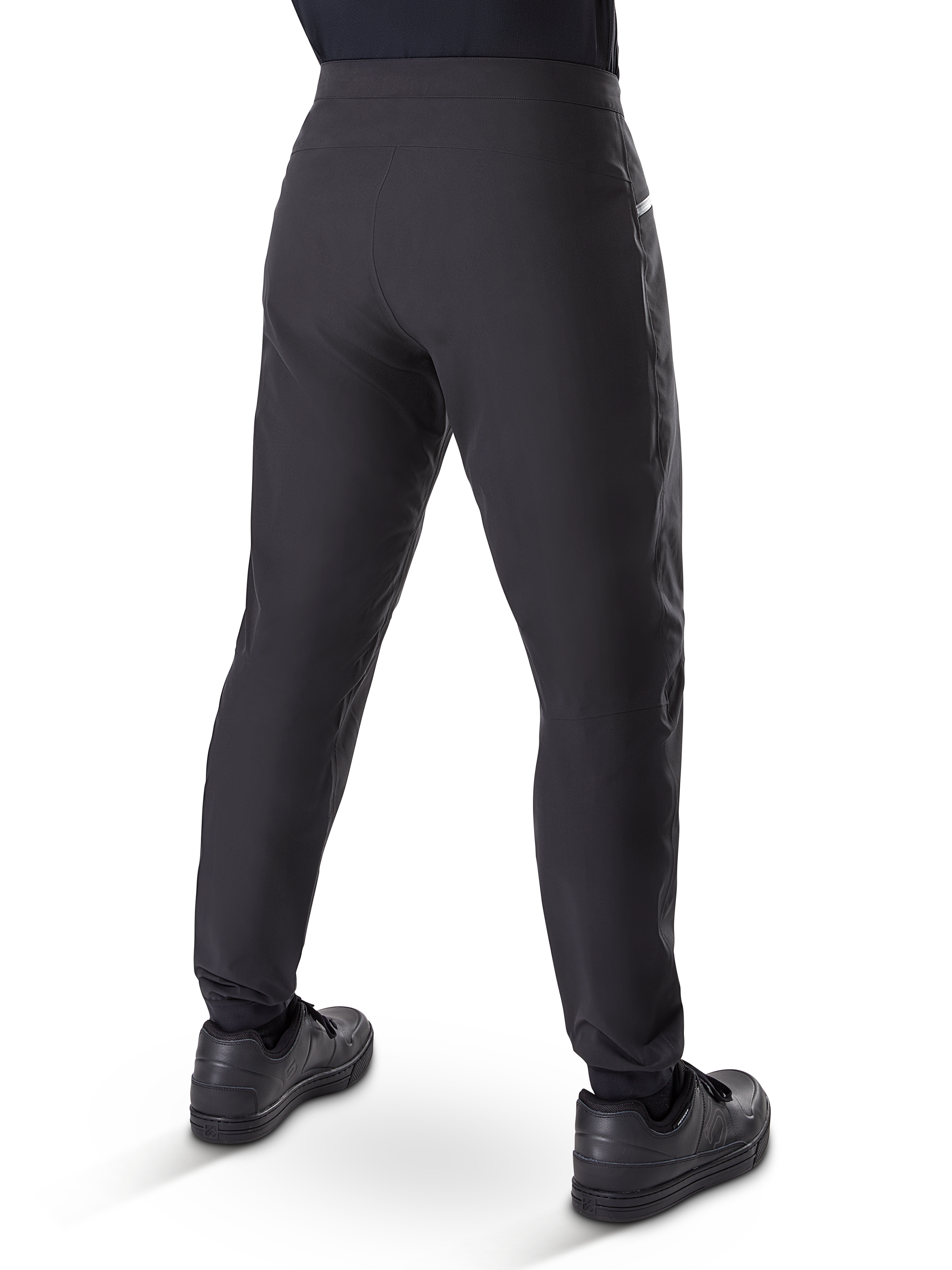 Alpinestars A-Dura Wasserdichte Hose, Mountainbike-Hose, Schwarz, Rückansicht getragen mit schwarzen Schuhen, mit strapazierfähiger 3-Lagen-Membran, normale Passform und elastischen Bündchen für Offroad-Radsport