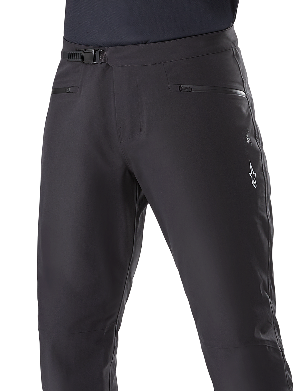 Alpinestars A-Dura wasserdichte Hose, MTB-Hose, Schwarz, Nahaufnahme der Taille mit Ratschensystem und Reißverschlusstaschen, weißes Alpinestars-Logo am Oberschenkel, strapazierfähiges Textil für Fahrten auf nassen Trails