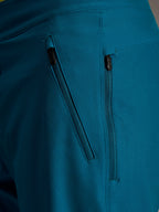 Seitliche Reißverschlusstaschen der blaugrünen Alpinestars A-Dura Ride Shorts aus robustem 4-Wege-Stretch-Gewebe.